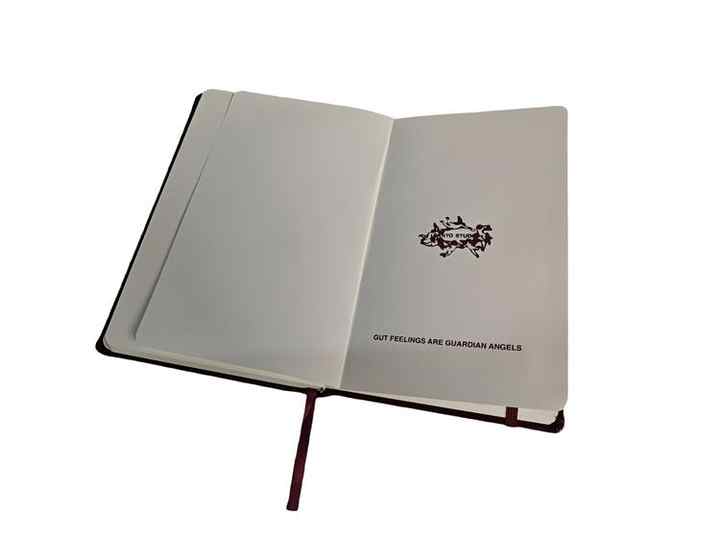 دفتر يوميات بغلاف مبطن ذو طابع شخصي