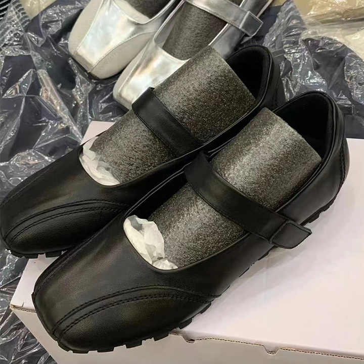 Women's flat shoes