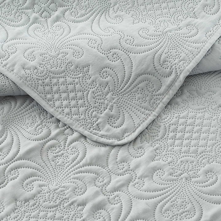 3-Piece Preferred Quality Ultrasonic Quilted Microfiber Bedspread in Luxury Flower Pattern