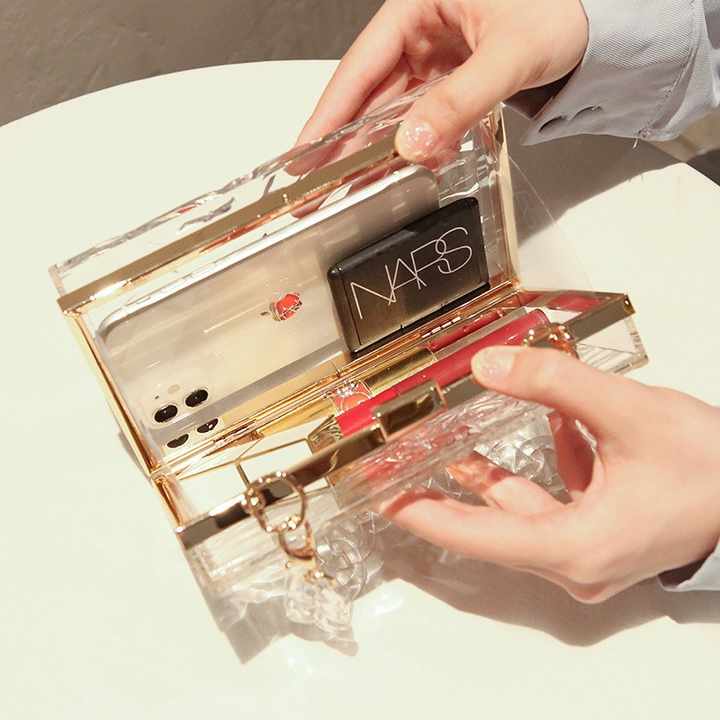 حقائب سهرات نسائية بتصميم جديد من الأكريليك الشفاف