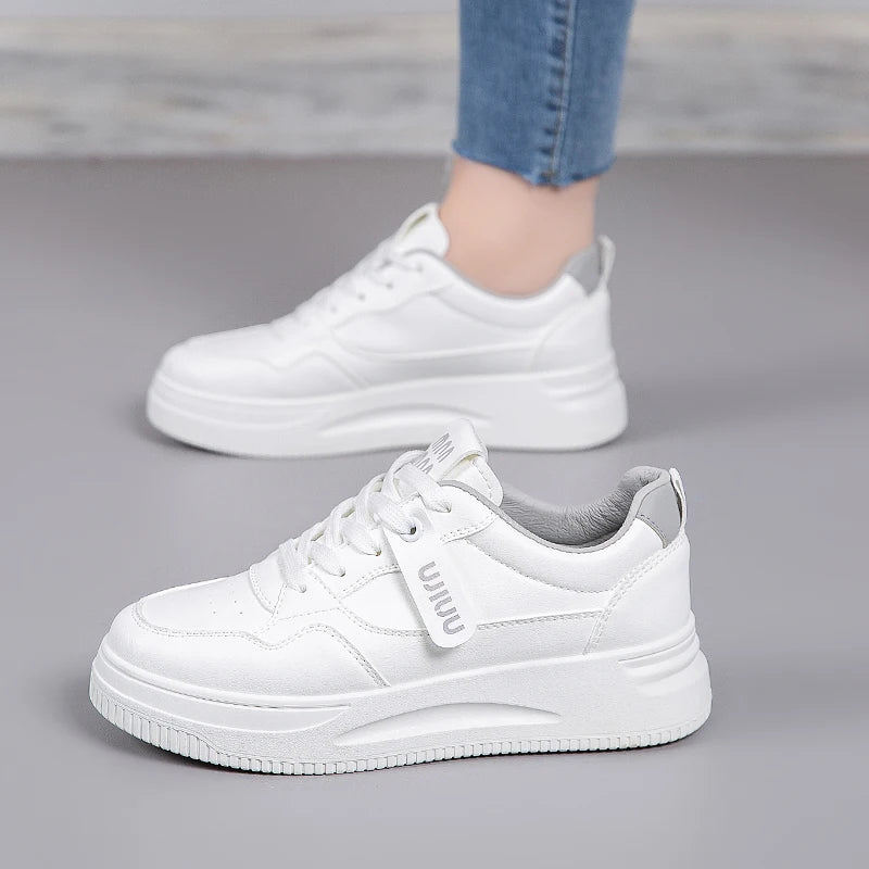 حذاء رياضي نسائي أبيض