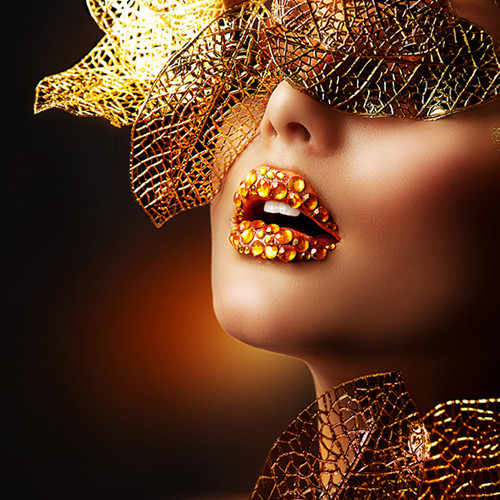 لوحات قماشية ذهبية