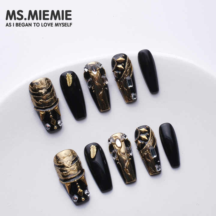 اظافر يد منقوش