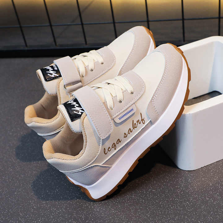 حذاء رياضي أبيض للربيع والخريف من الجلد . White Spring Autumn Leather Flat Sneakers Velcro