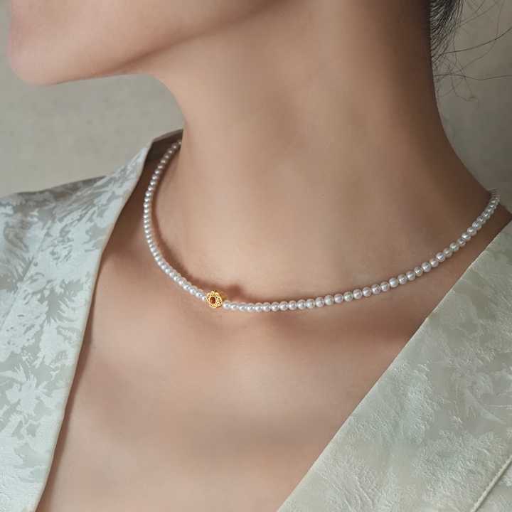Personalized Women's Necklace - Laurel Ring