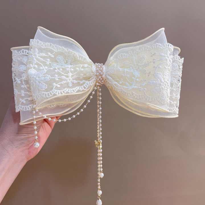 أزياء نسائية جديدة مطرزة بالدانتيل - New women's fashion embroidered with lace