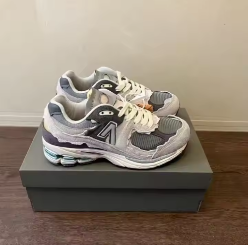 حذاء عالي الجودة من جلد الغزال