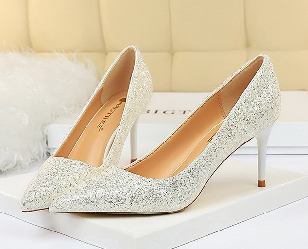 كعب نسائي أنيق