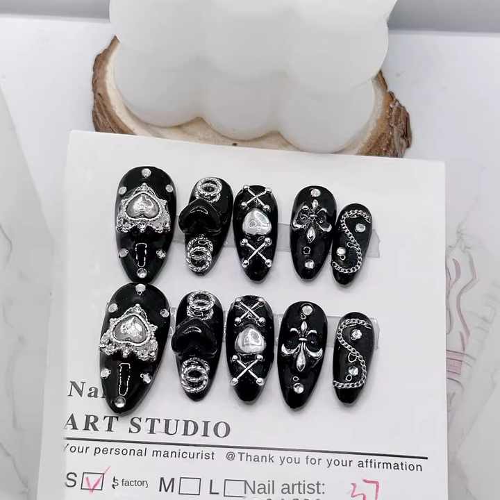 رقعة فنية للأظافر يد مصنوعة