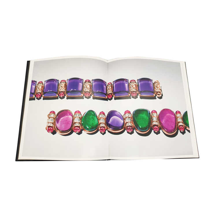 كتاب بغلاف مقوى