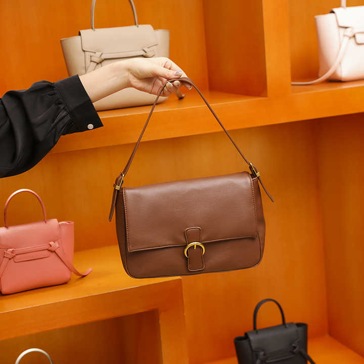 حقائب يد الصيفية مع الأشرطة