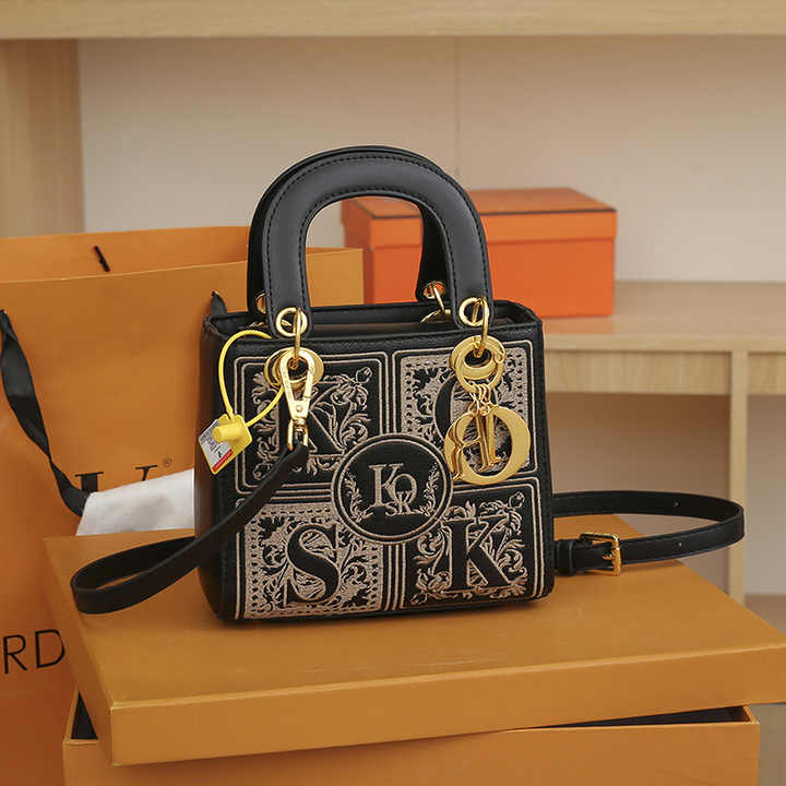 Classic luxury shoulder bag