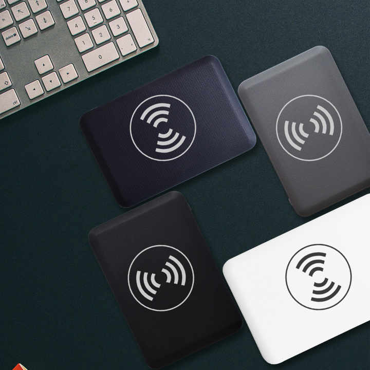 بنك طاقة شامل بحجم صغير . Compact all-in-one power bank