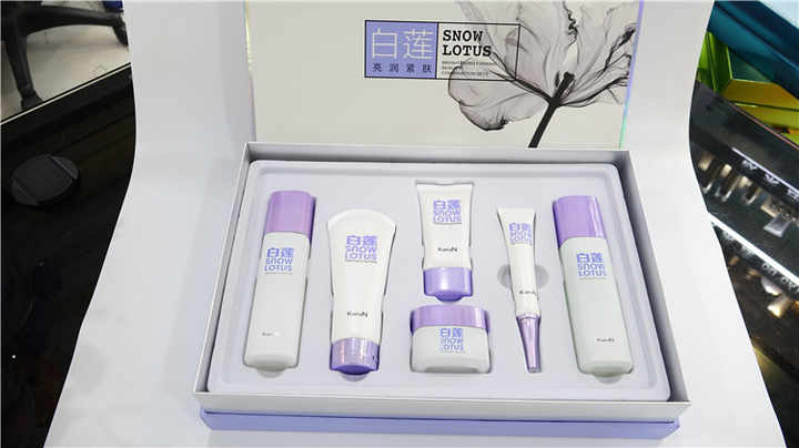 العناية بالبشره مرطب الوجه - Skin care facial moisturizer