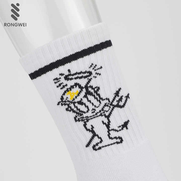 جوارب رياضية غير رسمية لطاقم الكرتون على الموضة بيضاء مخصصة لطاقم كرة السلة للجري Fashion Cartoon Crew Casual Sports Socks White Custom Basketball Crew Running Socks