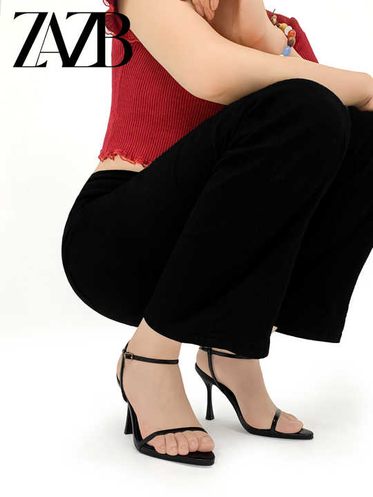 أحذية بكعب عالٍ من الجلد الأسود