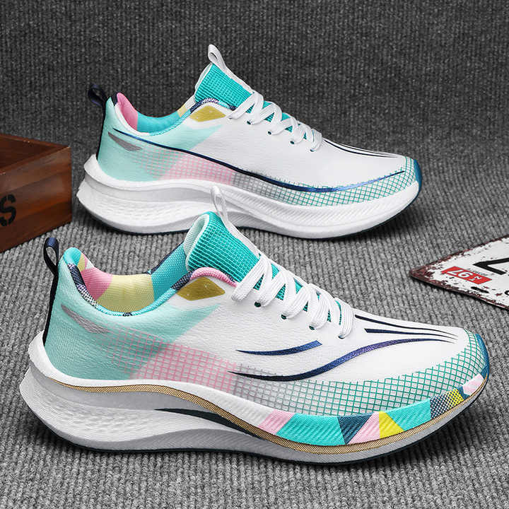 حذاء رياضي من ماركة