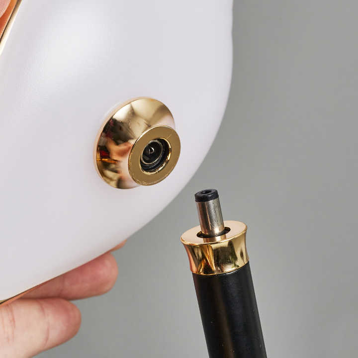 مصباح حائط على شكل طائر