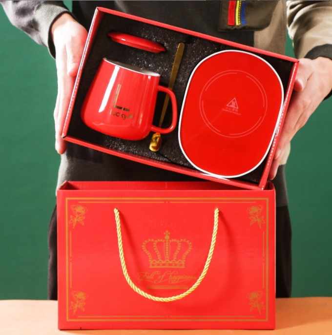 هدايا صغيرة عملية للإعلانات إبداعية تمنح الشركة للعملاء هدية كوب لشركاء الأعمال Practical small gifts for creative advertising. Company gives customers a gift of a mug for business partners.