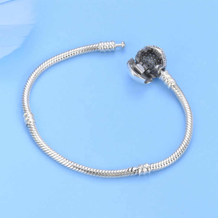 Elegant and simple bracelet