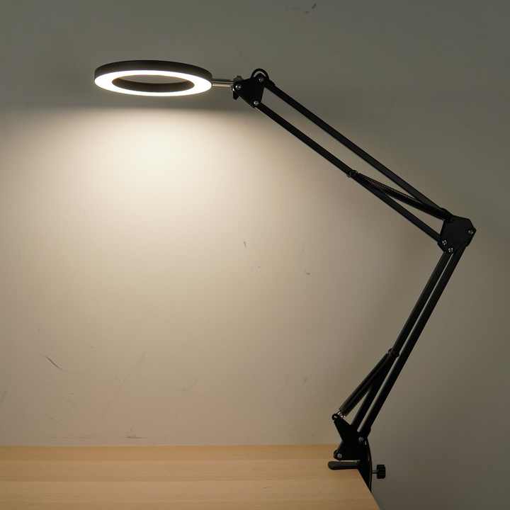 مصباح مصمم على شكل