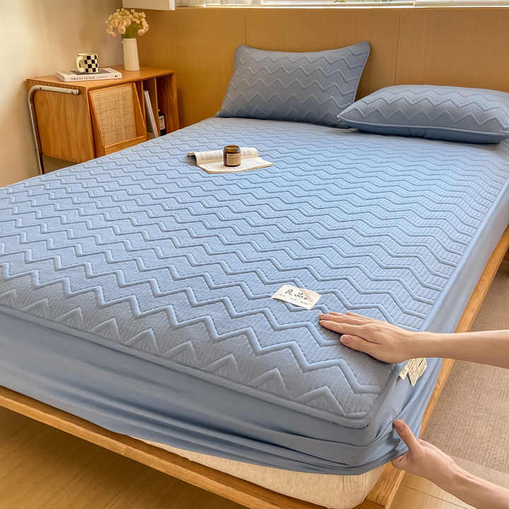 غطاء سرير سميك مصنوع بالكامل من القطنر . Thick bed sheet made entirely of raw cotton,