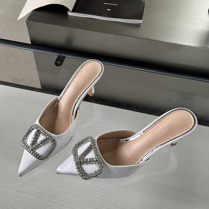 كعب نسائي عصري بكعب مدبب جديد