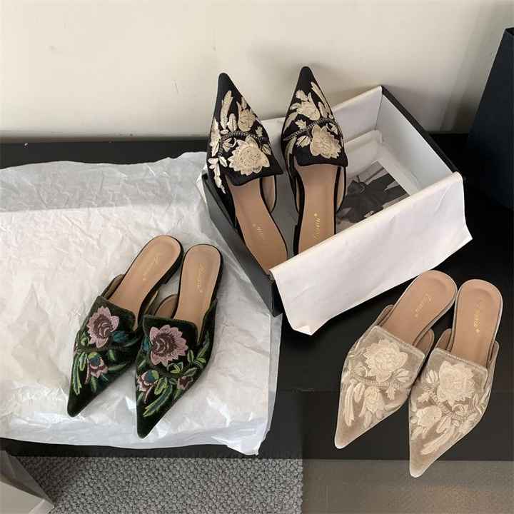 Women's casual shoes