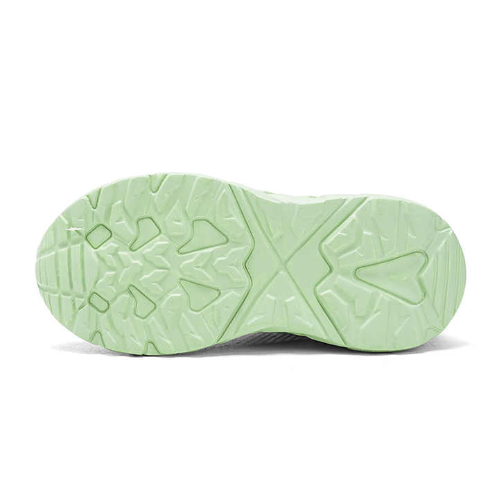 أحذية رياضية للأولاد منخفضة التكلفة أحذية صيفية . Low-cost boys' sports shoes, summer breathable shoes