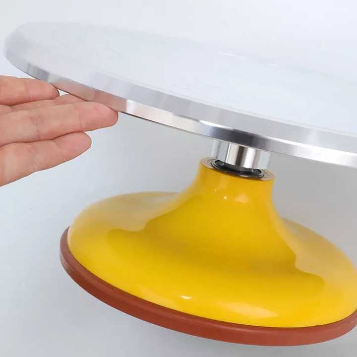 Gear rack for rotating cake plates and cooking equipment