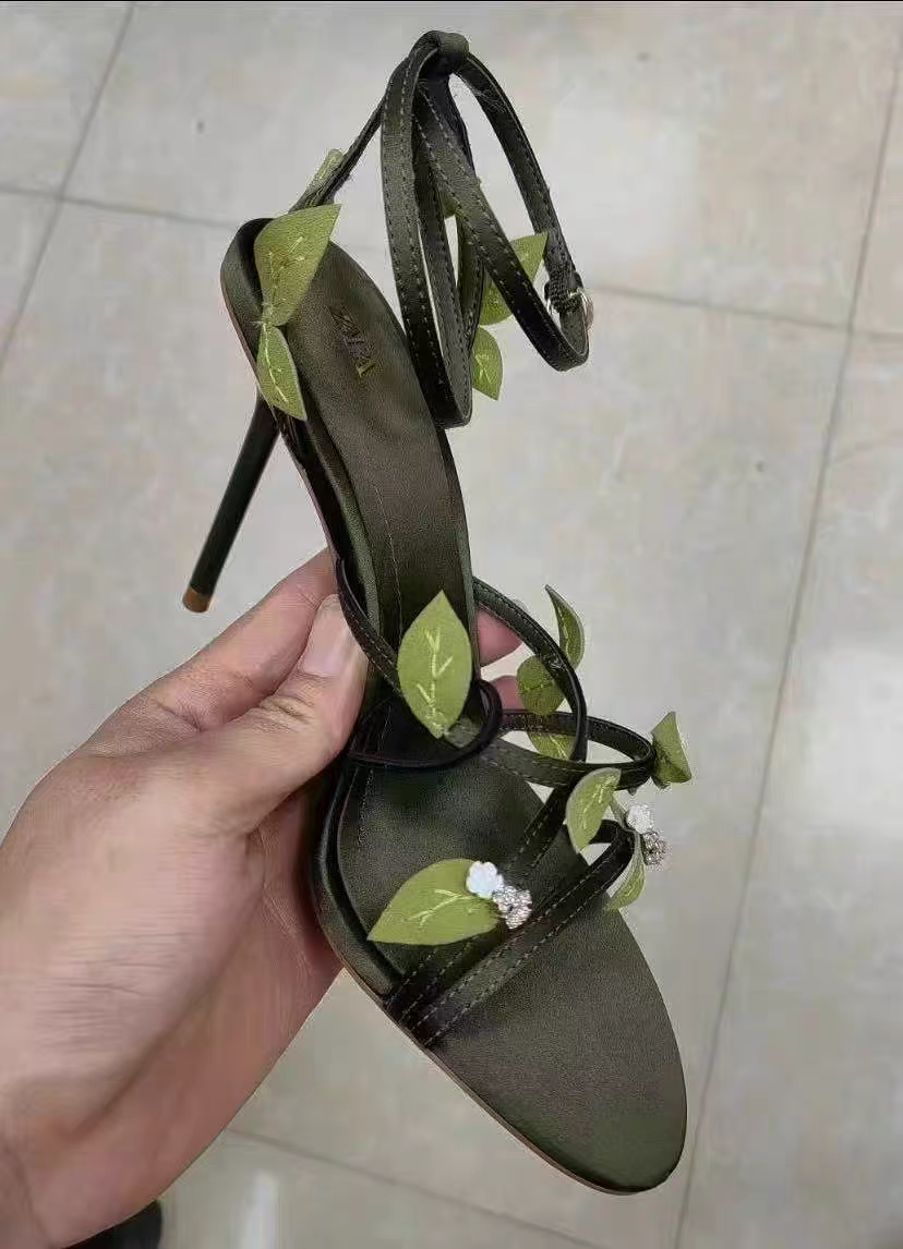 كعب نسائي عالي