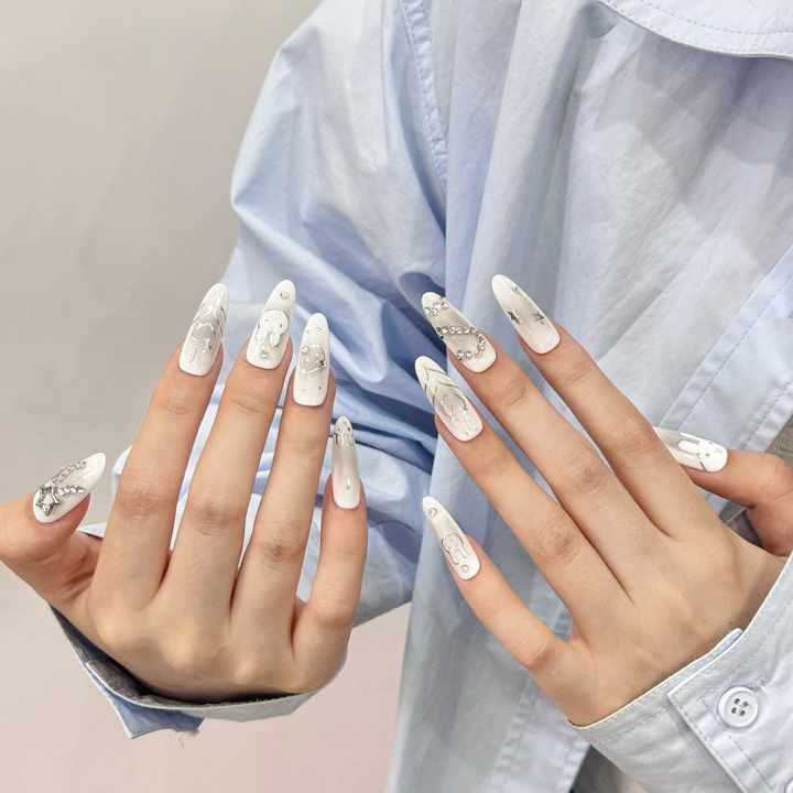 أظافر بيضاوية طويلة - Nails