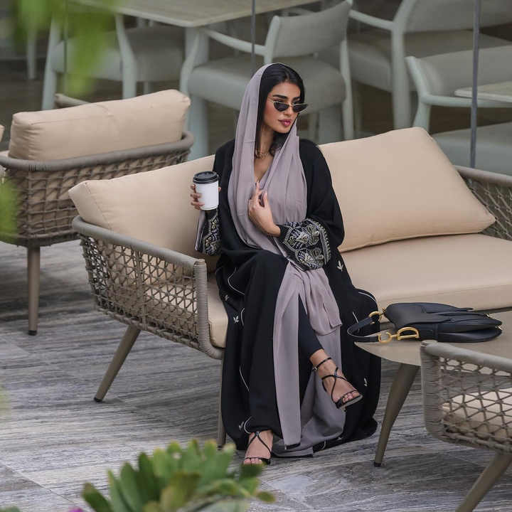 عبايه سودا نسائيه انيقه