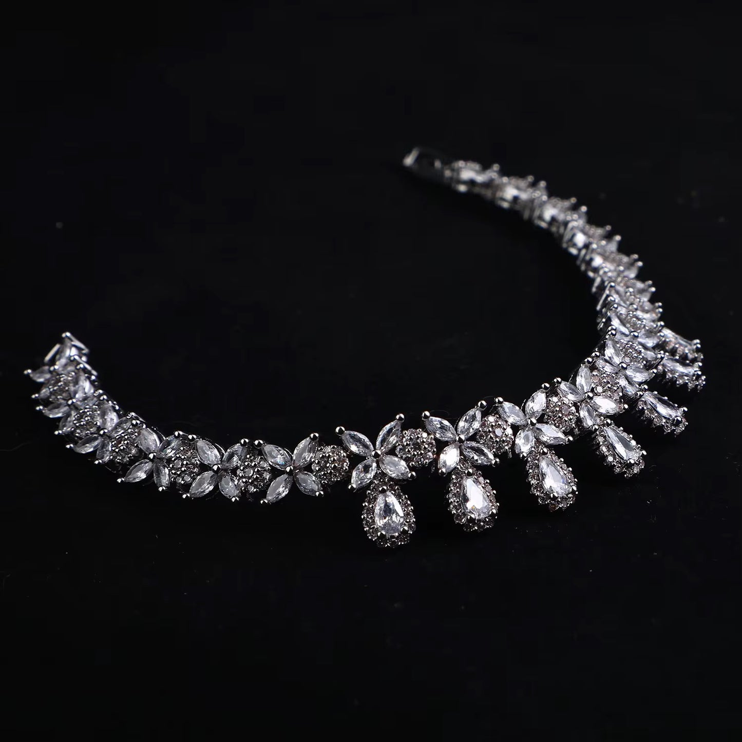 مجموعة مجوهرات و طقم