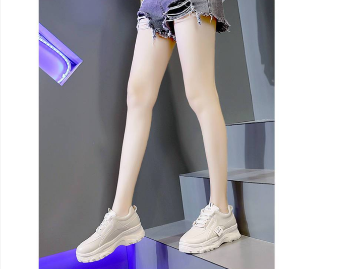 Women's sports shoes 