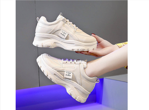Women's sports shoes 