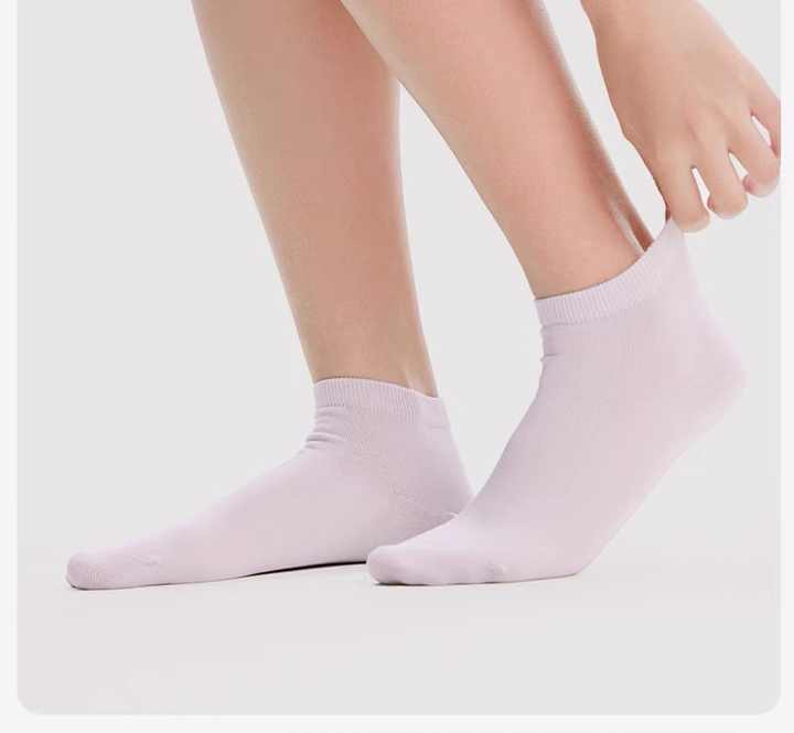 Women's white socks, easy to clean, odor-resistant and non-slip 