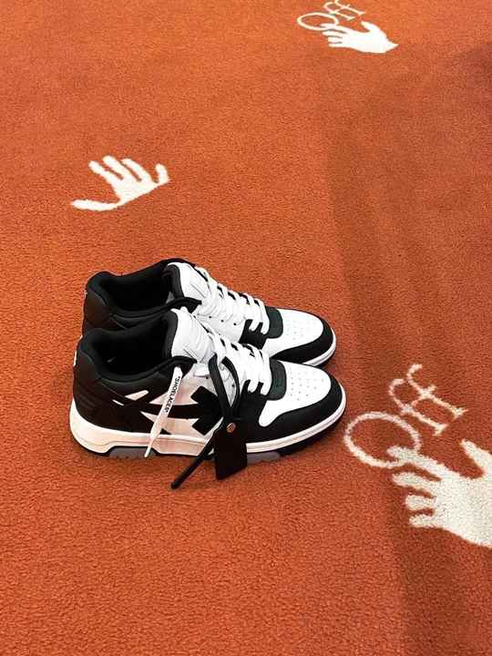 Men's sneakers with 