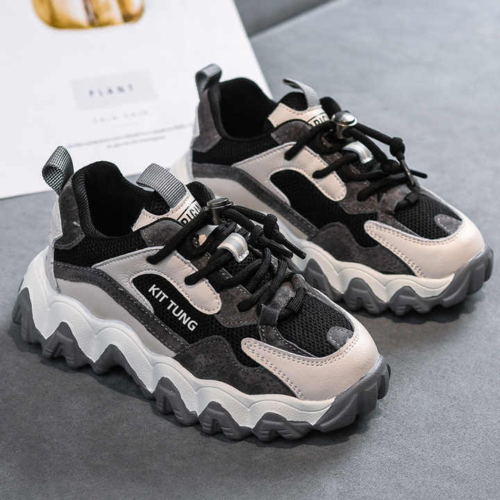 Flexible sports sneakers 