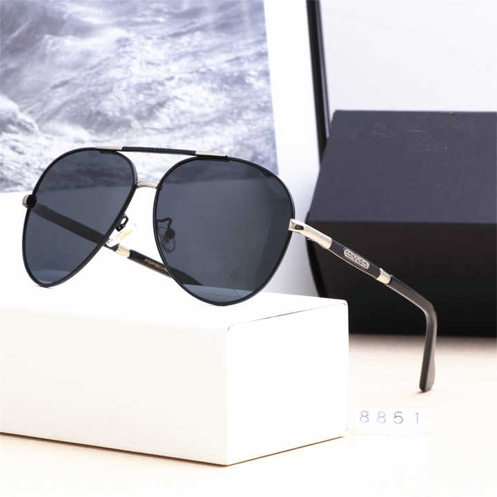Fashionable polarized sunglasses