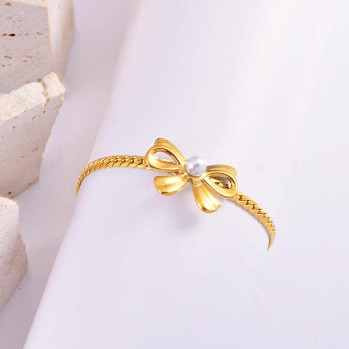 Pearl earrings and bracelet set 