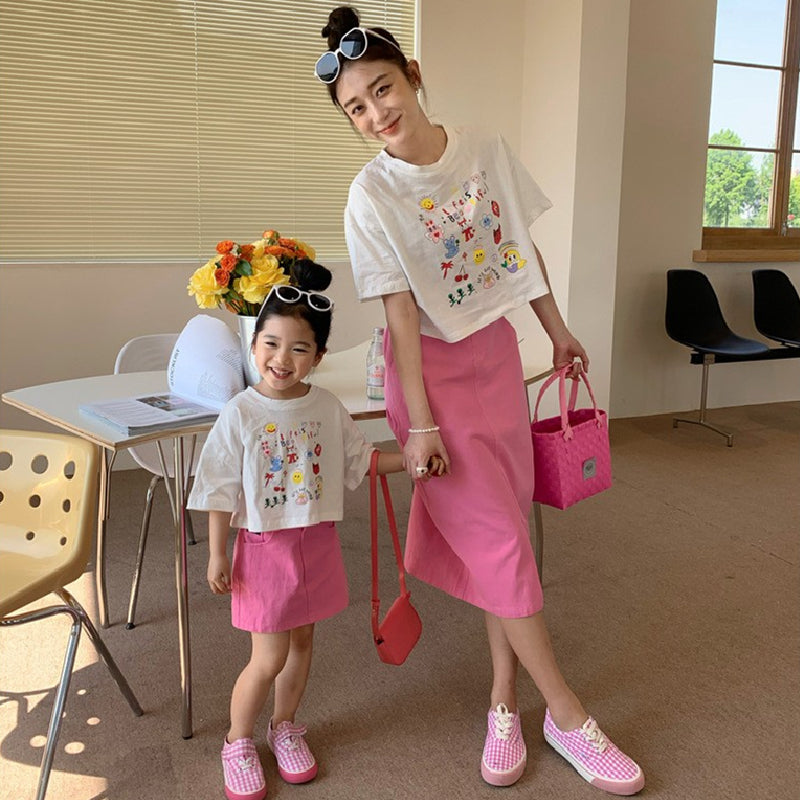 الأم وبنتها شيرت وتنورة - الأم والبنت