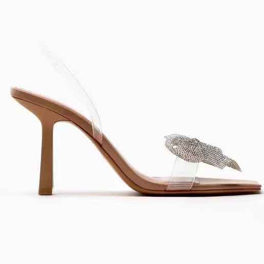 كعب  نسائي بكعب عالٍ شفاف مزين بعقدة فيونكة