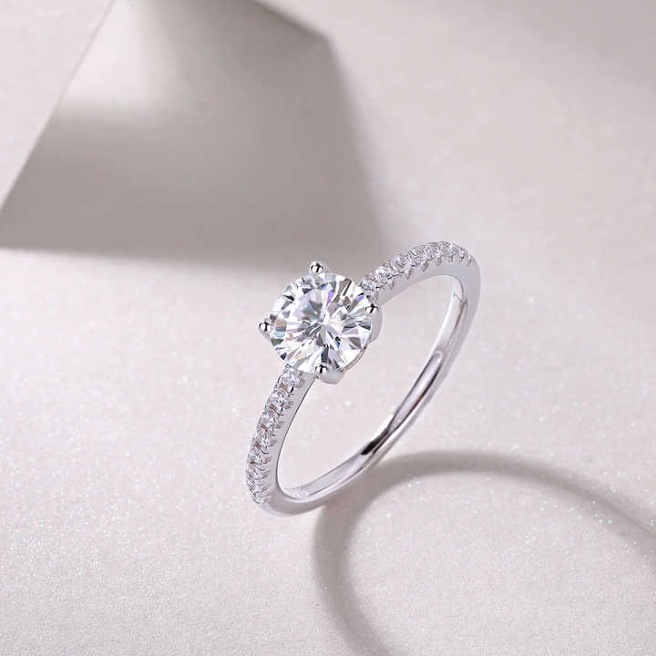 Women's engagement ring 