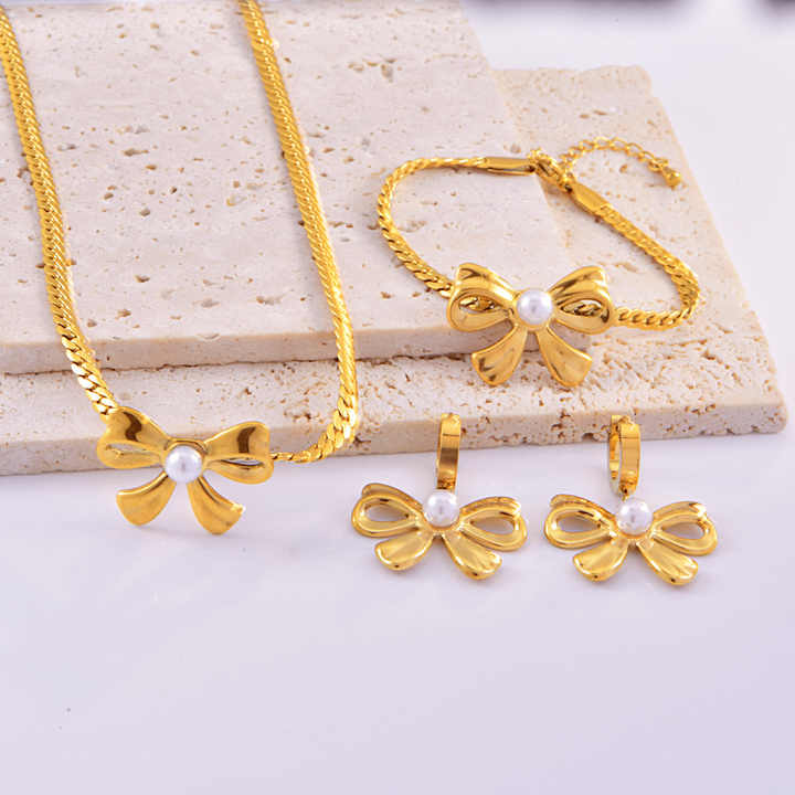 Pearl earrings and bracelet set 