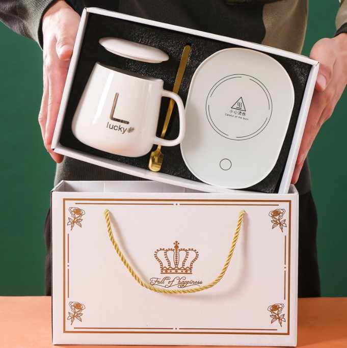 هدايا صغيرة عملية للإعلانات إبداعية تمنح الشركة للعملاء هدية كوب لشركاء الأعمال Practical small gifts for creative advertising. Company gives customers a gift of a mug for business partners.