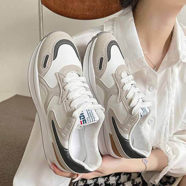 حذاء رياضي نسائي مسطح