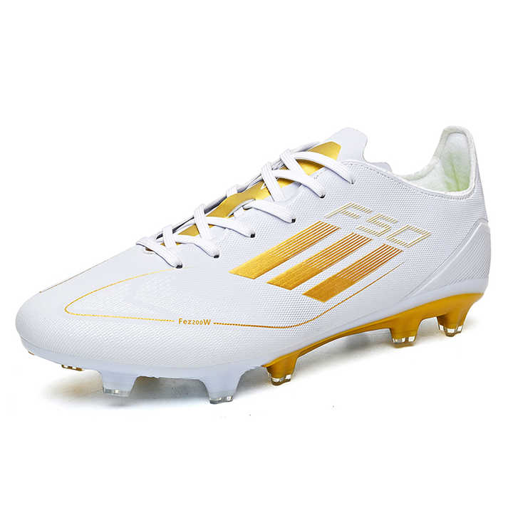 Low-top soccer shoes 