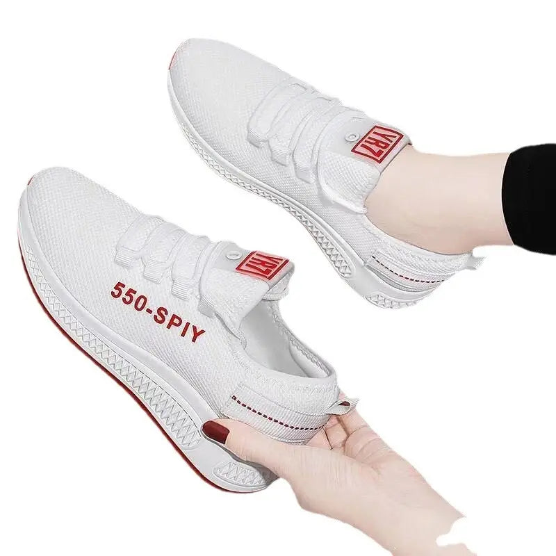 Women's sports shoes 