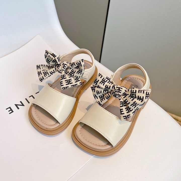 صنادل للفتيات بتصميم خرافي Girls' fairy-tale sandals